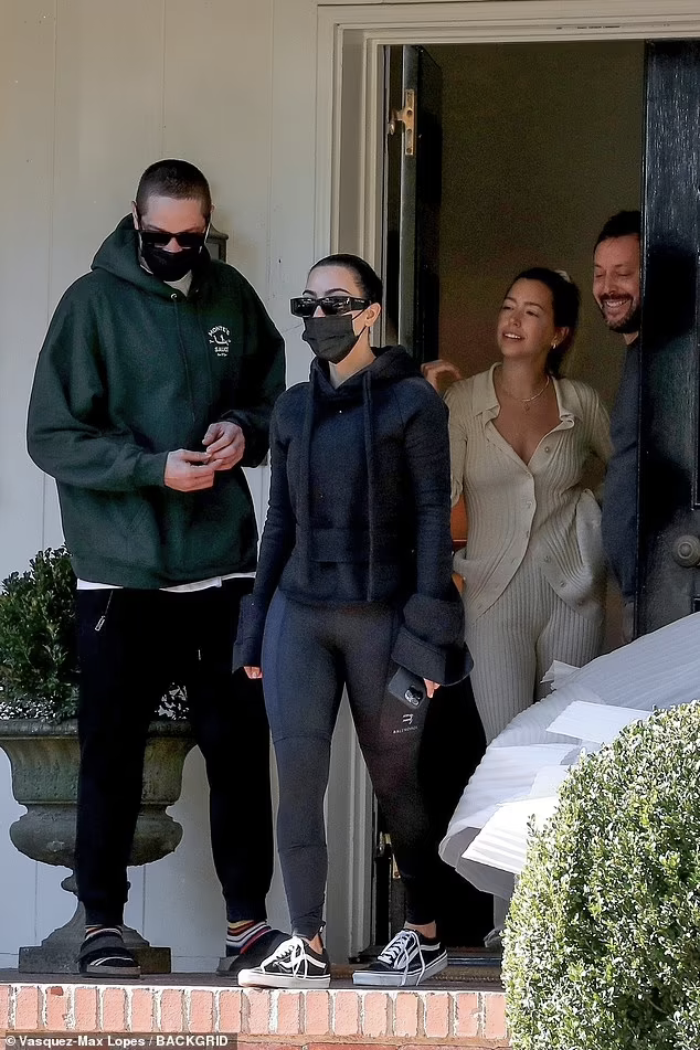 Hôm thứ 5 vừa qua, Kim Kardashian và Pete Davidson được trông thấy đến thăm nhà một người bạn ở Beverly Hills (Los Angeles, Mỹ).