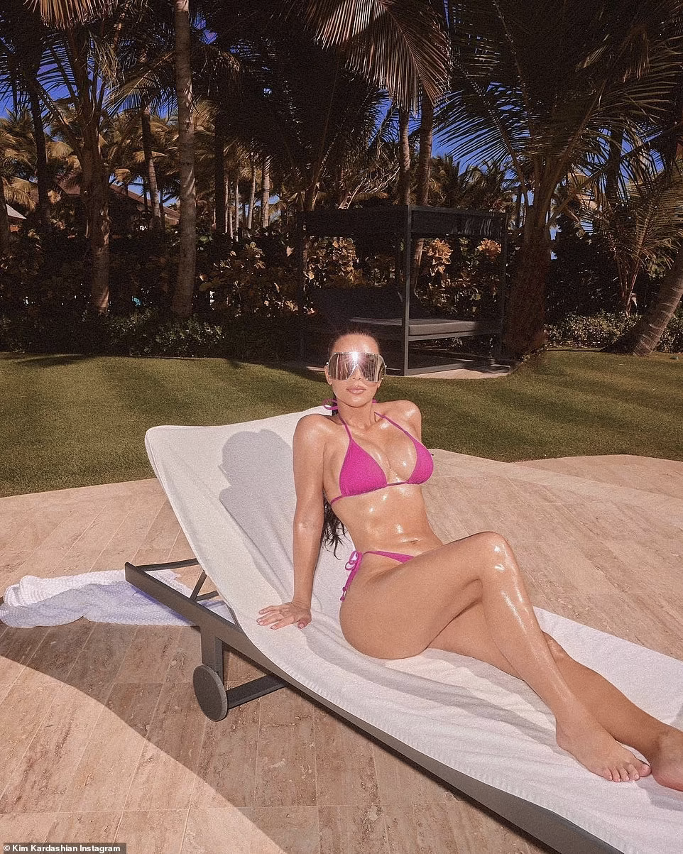 Bà mẹ 4 con khiến fan "dậy sóng" bởi thân hình đồng hồ cát nóng bỏng "rực lửa" cùng thần thái lạnh lùng sang chảnh nhưng vô cùng cuốn hút.