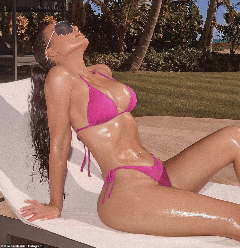 Sau đệ đơn ly hôn rapper Kanye West (SN 1977), Kim ngày càng thăng hoa về nhan sắc, sự nghiệp và tình yêu. Cô đang hẹn hò với "tay sát gái" hàng đầu ở Hollywood là nam diễn viên hài kém 13 tuổi Pete Davidson. Cặp đôi bắt đầu công khai tình cảm vào tháng 10/2021 và được biết, gia đình Kim Kardashian ủng hộ mối quan hệ này.