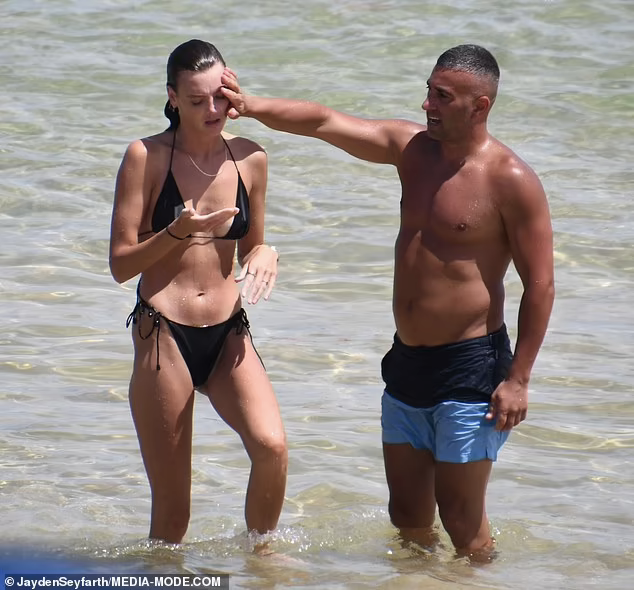 ... và được anh này chăm sóc khi bị nước bắn vào mắt.