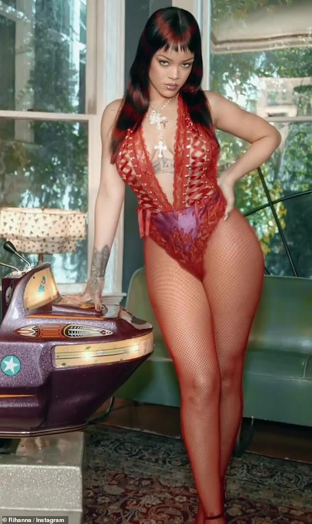 Rihanna ra mắt thương hiệu Savage X Fenty từ năm 2018 và sản phẩm đa dạng kích thước, màu sắc của cô nhanh chóng trở thành đối thủ đáng gờm của hãng nội y Victoria's Secret.