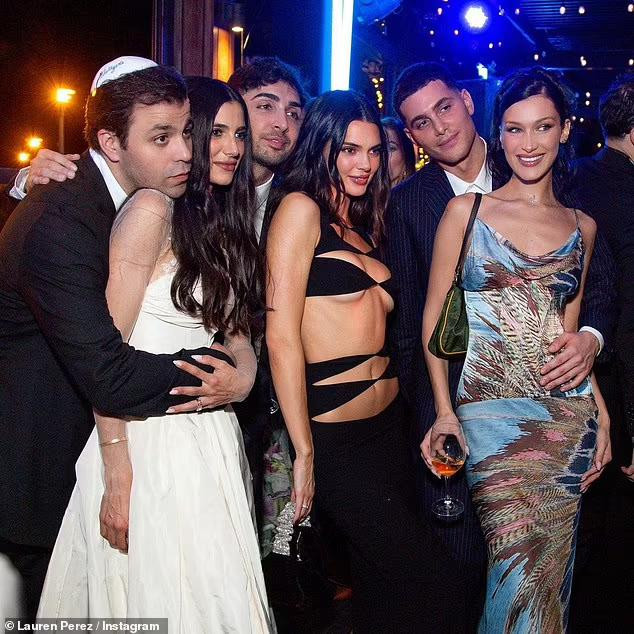 Kendall Jenner cho biết đã được sự đồng ý của cô dâu Lauren Perez trước khi diện bộ váy hở bạo này tham dự. Tuy vậy, nàng mẫu 9x vẫn bị nhiều dân mạng tiếp tục chê bôi về cách ăn mặc không phù hợp với không khí trang trọng của lễ cưới và bị cho là thiếu tôn trọng nhân vật chính.