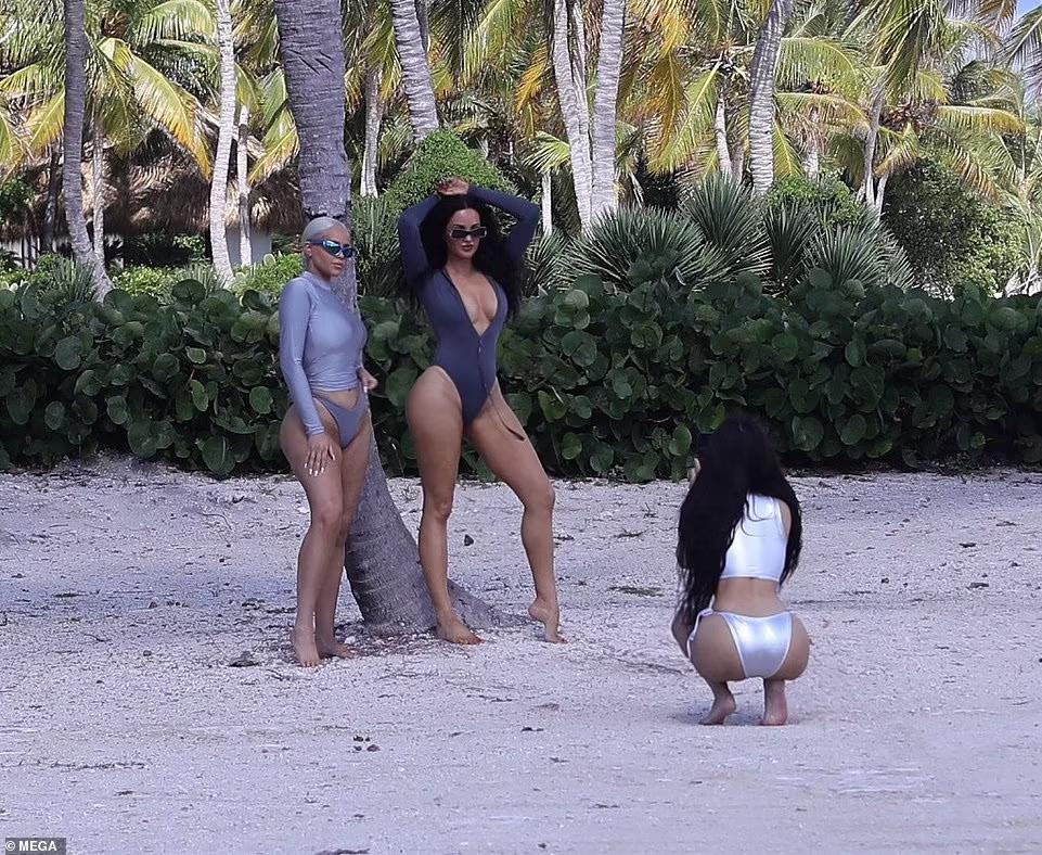 Các người đẹp khoe dáng để Kim chụp hình