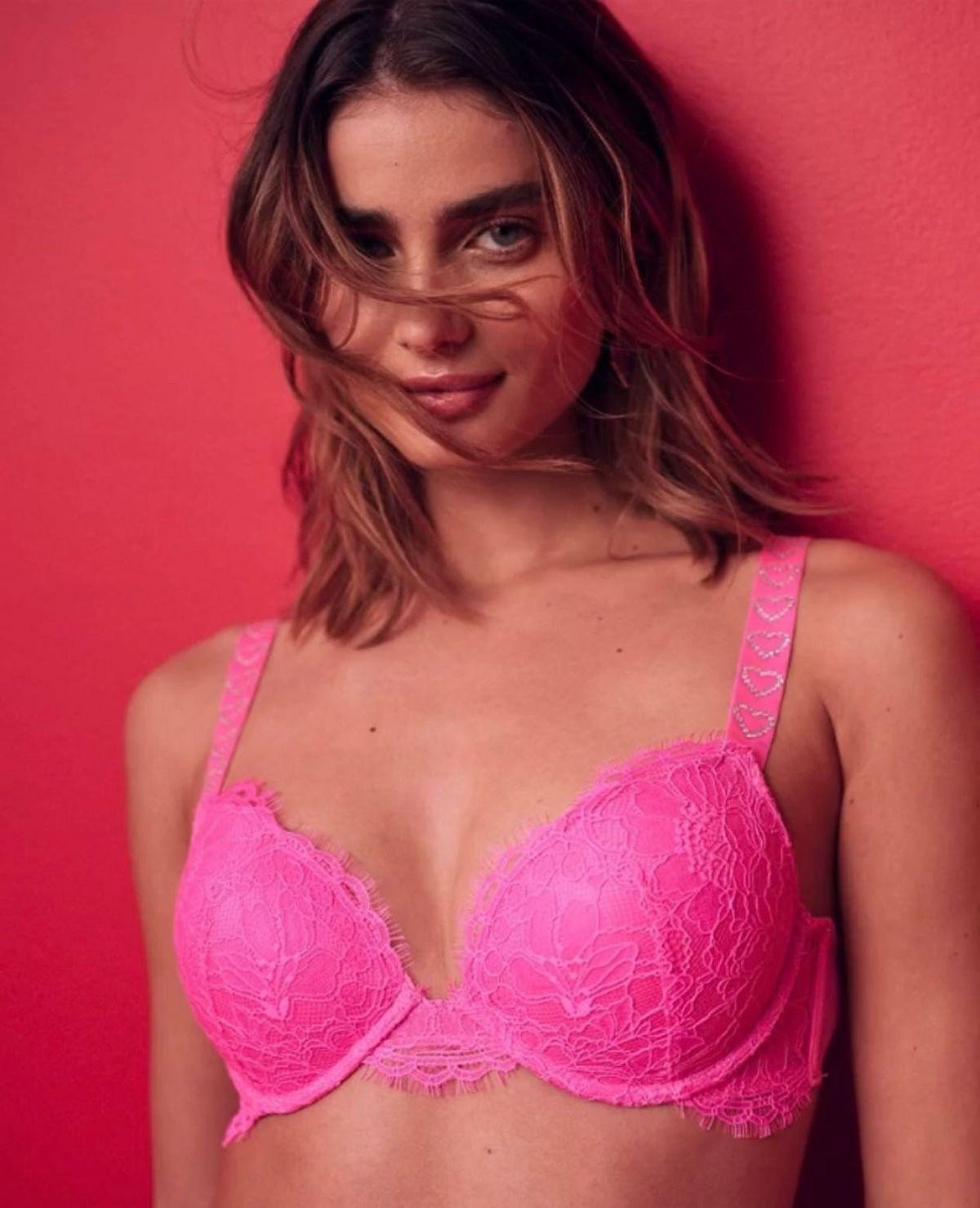 Thiết kế nội y màu hồng tuyệt đẹp được ra mắt vào dịp ngày Lễ tình nhân 14/2 của VS được nhiều chị em khen ngợi.