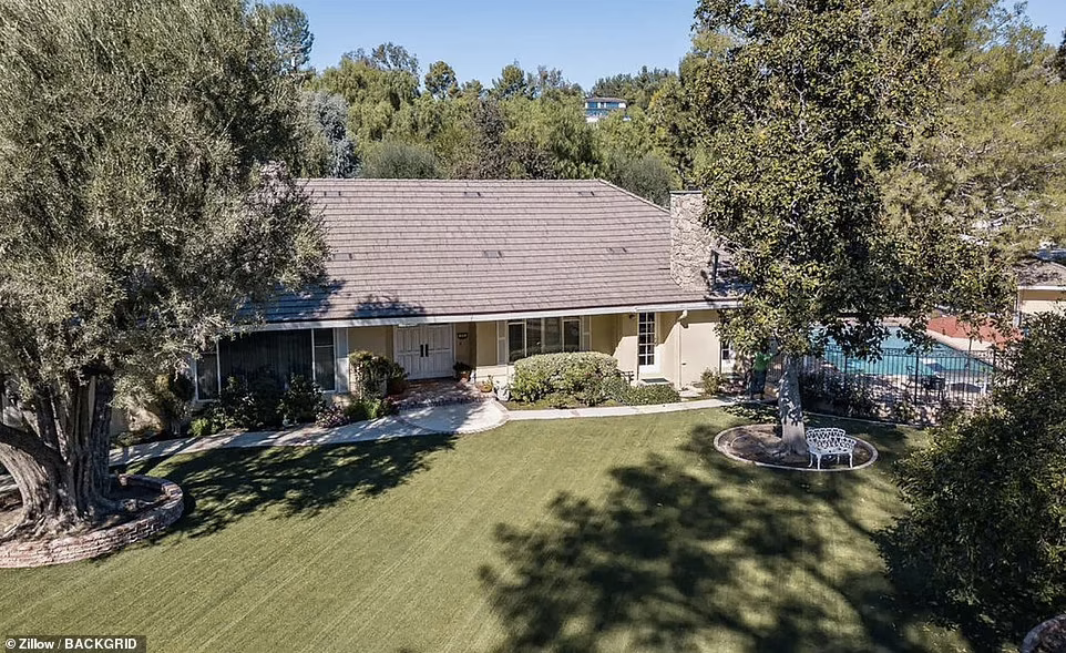 Kanye West thậm chí còn tỏ rõ thiện chí muốn gần vợ con khi bỏ ra nửa triệu USD mua nhà ngay cạnh biệt thự của vợ cũ ở Hidden Hills, California. Tuy nhiên, mọi động thái muốn tái hợp của Kanye West đều bị Kim Kardashian phớt lờ.