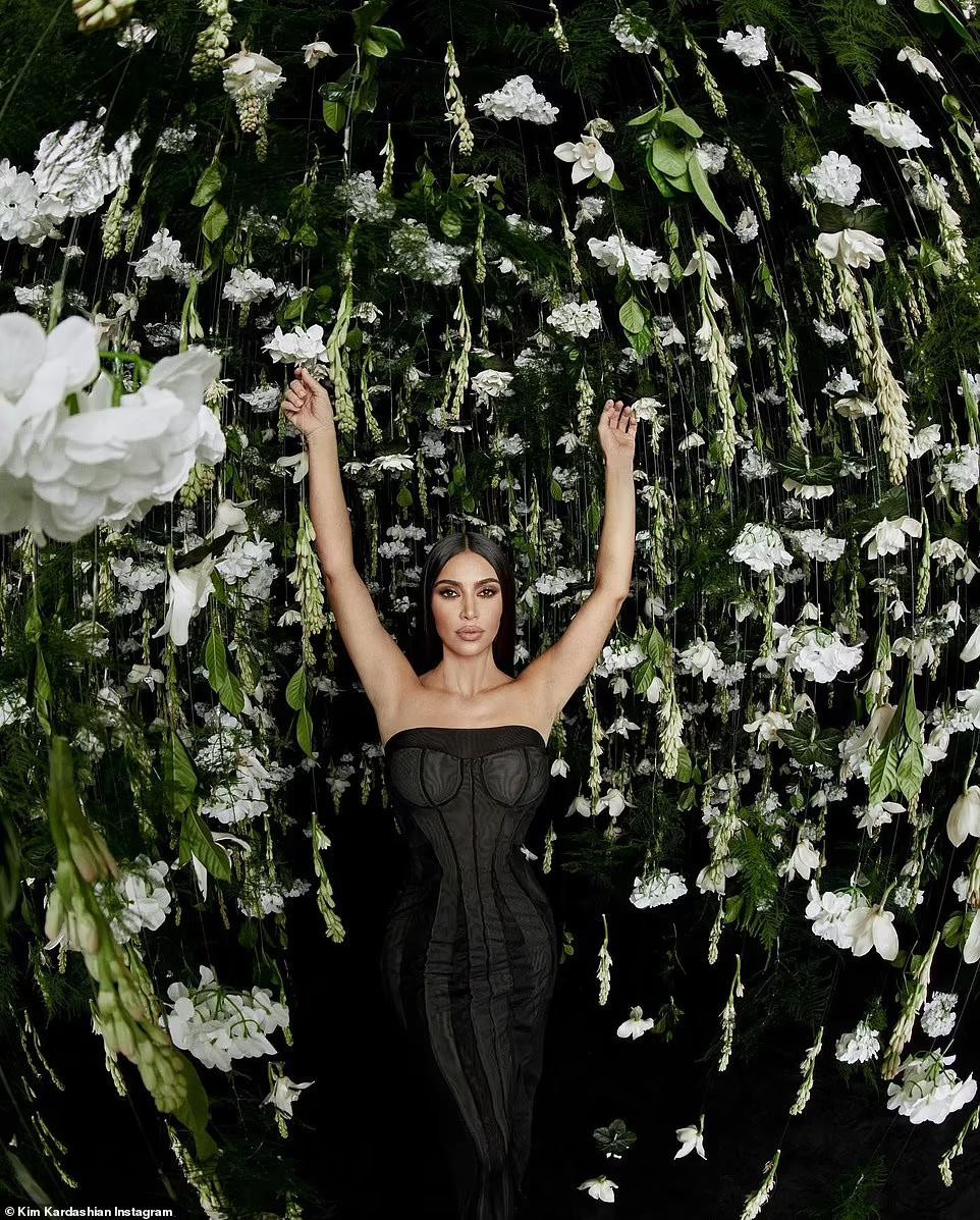 Kim Kardashian khoe đường cong uốn lượn tuyệt đẹp giữa rừng hoa.