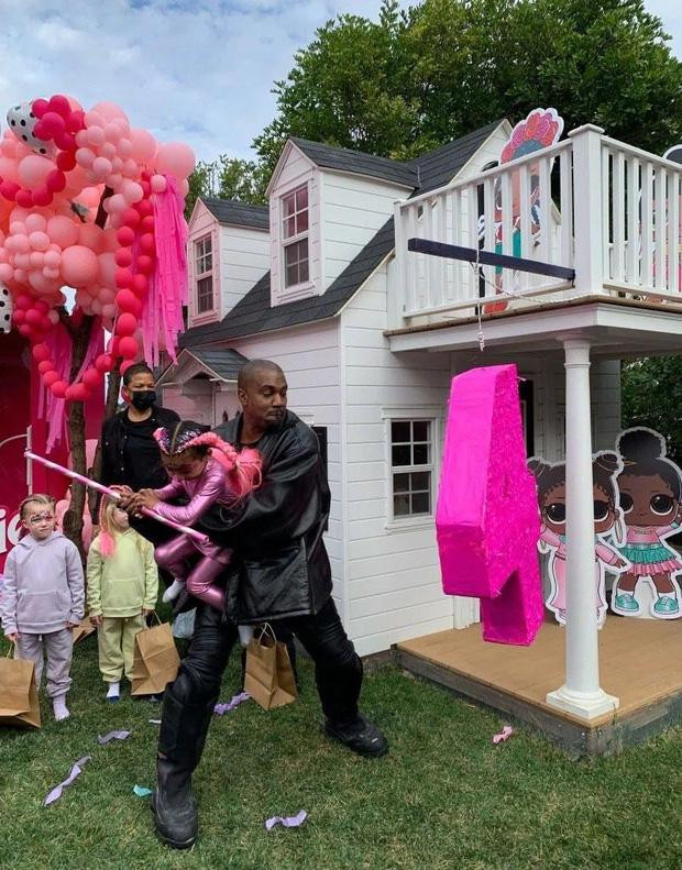 Kanye West vui chơi với con gái trong bữa tiệc sinh nhật. Anh không quên nói lời cảm ơn Travis Scott và Kylie Jenner đã đưa anh vào bữa tiệc gặp các con sau khi bị an ninh chặn lại.