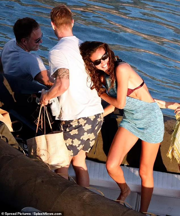 Nàng mẫu vui đùa tình tứ với bạn trai tài tử Joel Kinnaman (SN 1979). Cả hai công khai hẹn hò vào năm 2019 và vừa đính hôn vào tháng 1/2021 vừa qua.