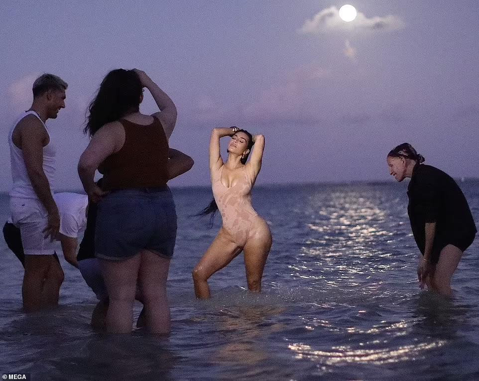 Nhiều người cho rằng việc Kim Kardashian không màng tới mọi động thái muốn hàn gắn của chồng cũ khi cô vẫn tập trung kinh doanh và vui vẻ bên tình mới, càng như trêu ngươi Kanye West.