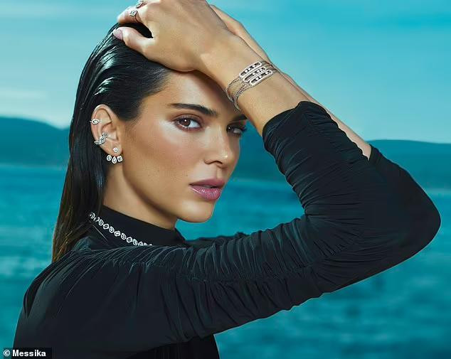 Không chỉ có gương mặt xinh đẹp và vóc dáng hơn người, em gái cùng mẹ khác cha của Kim Kardashian còn sở hữu thần thái kiêu sa sang chảnh phù hợp với dòng thời trang cao cấp, do vậy cô luôn được những thương hiệu thời trang, mỹ phẩm lớn hàng đầu thế giới săn đón.