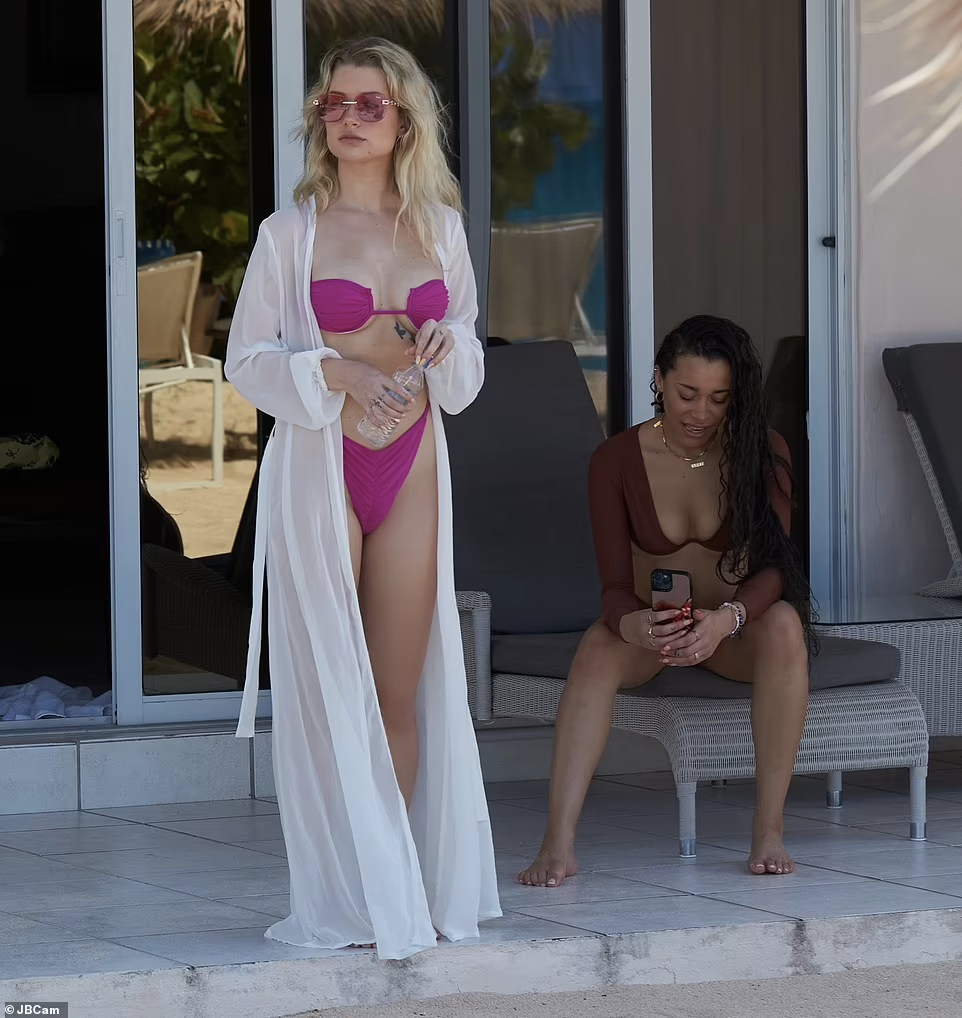 Em gái siêu mẫu huyền thoại Kate Moss mặc bộ áo tắm 2 mảnh màu tím đẹp ngất ngây, tôn làn da trắng nõn và thân hình đẫy đà gợi cảm.