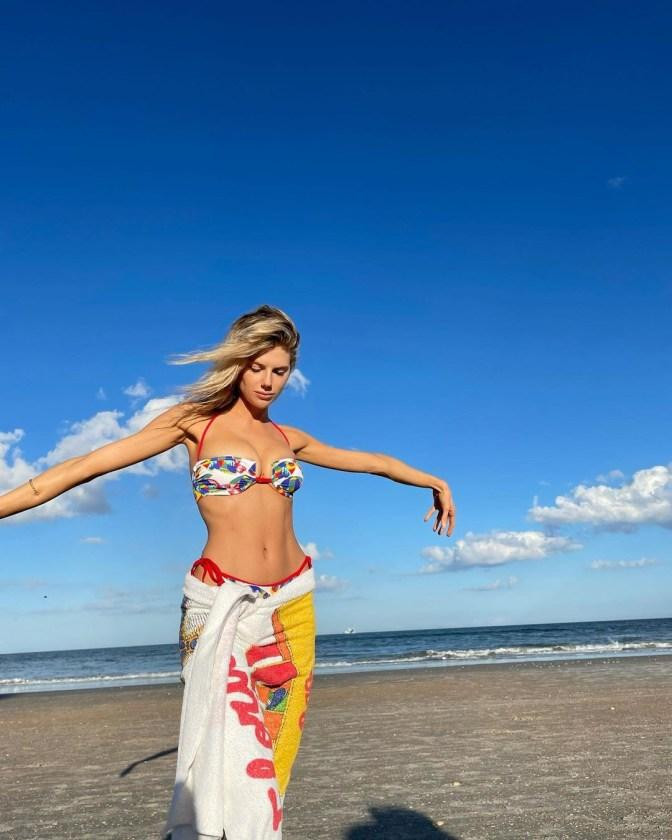 Kèm ảnh nóng bỏng, Charlotte McKinney gửi tới người hâm mộ lời chúc mừng năm mới và "Mỗi ngày của năm 2022 đều là ngày tươi đẹp", cô nhắn nhủ. Kèm ảnh nóng bỏng, Charlotte McKinney gửi tới người hâm mộ lời chúc mừng năm mới và "Mỗi ngày của năm 2022 đều là ngày tươi đẹp", cô nhắn nhủ.