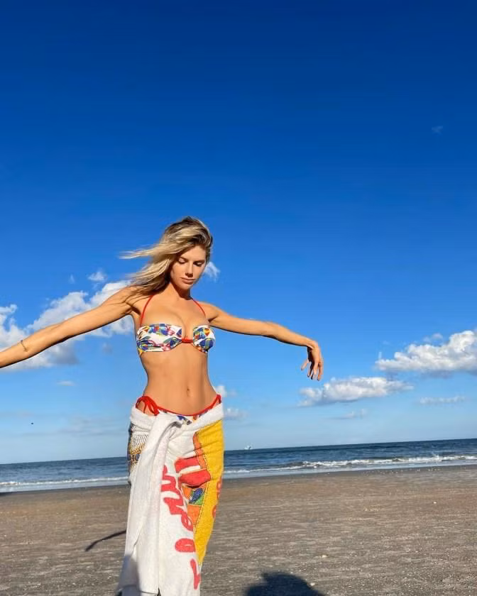 Kèm ảnh nóng bỏng, Charlotte McKinney gửi tới người hâm mộ lời chúc mừng năm mới và "Mỗi ngày của năm 2022 đều là ngày tươi đẹp", cô nhắn nhủ.