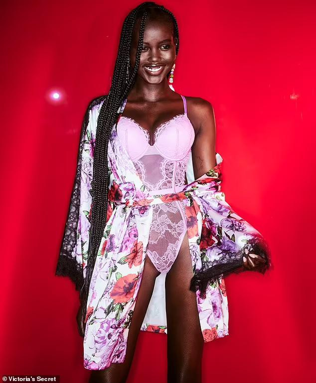 Năm 2019, Adut Akech chiến thắng hạng mục Người mẫu của năm tại Fashion Awards - lễ trao giải thường niên ở Anh dành cho người đóng góp nổi bật trong làng thời trang. Giải thưởng này là bước đệm để người đẹp da màu gặt hái nhiều thành công và lọt top những người mẫu có thu nhập cao nhất thế giới.