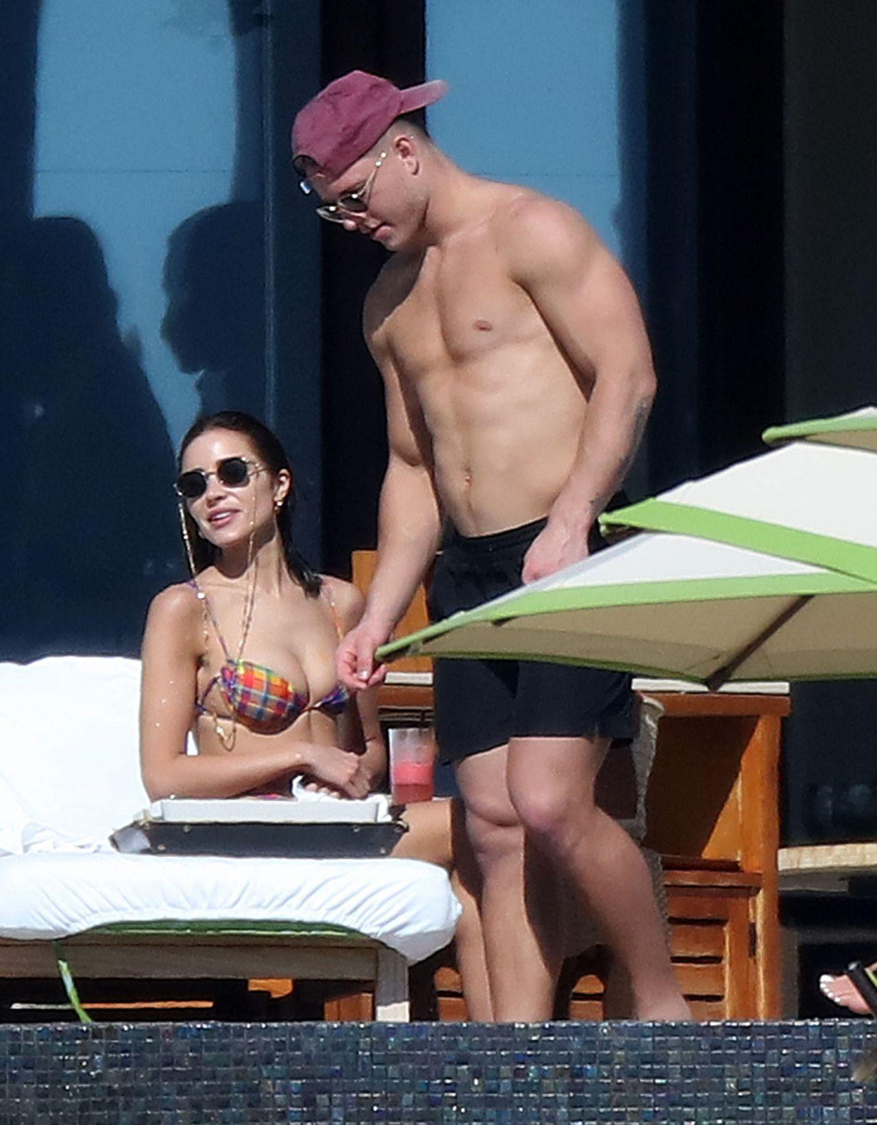 Người đẹp 9x gợi cảm hút hồn trong bộ áo tắm kẻ ca rô 2 mảnh. Ngoài làm mẫu, MC, cô cũng được biết đến là gương mặt quen thuộc của tạp chí áo tắm danh tiếng Sports Illustrated Swimsuit.