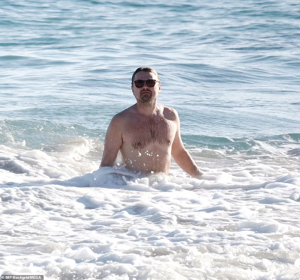 Nhiều người cho rằng tình yêu của cặp đôi sẽ không bền vững không chỉ vì tuổi tác quá cách biệt mà còn vì tình sử của chàng Leo cho thấy không yêu cô gái nào quá 25 tuổi.