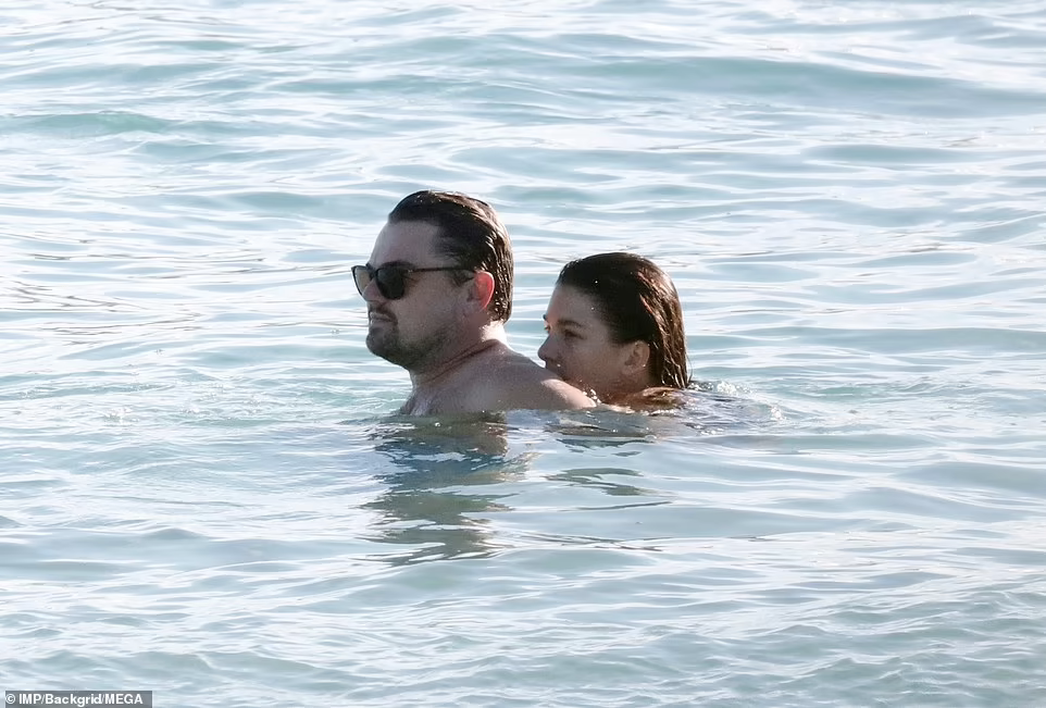 ... thân mật ngọt ngào bên nhau giữa sóng nước.