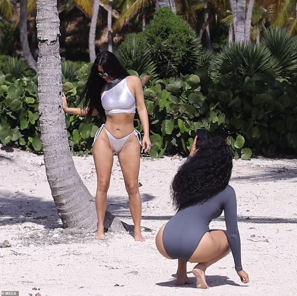 Chuyến đi này của cô không chỉ là đi nghỉ mà còn kết hợp chụp hình quảng cáo dòng đồ bơi của thương hiệu SKIMS mà Kim Kardashian sáng lập vào năm 2019.