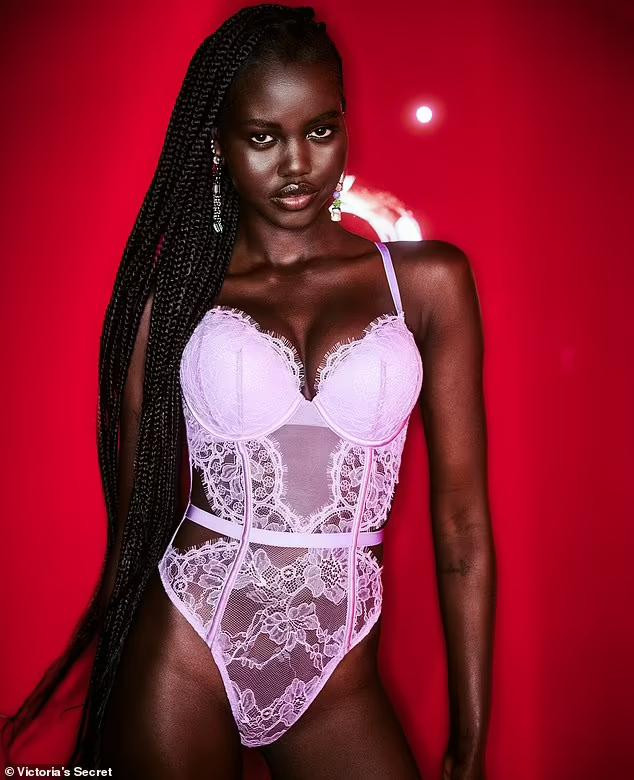 Chân dài sinh năm 1999 được biết đến là vedette da màu thứ hai của Chanel và đang được nhiều nhà mốt đình đám săn đón.