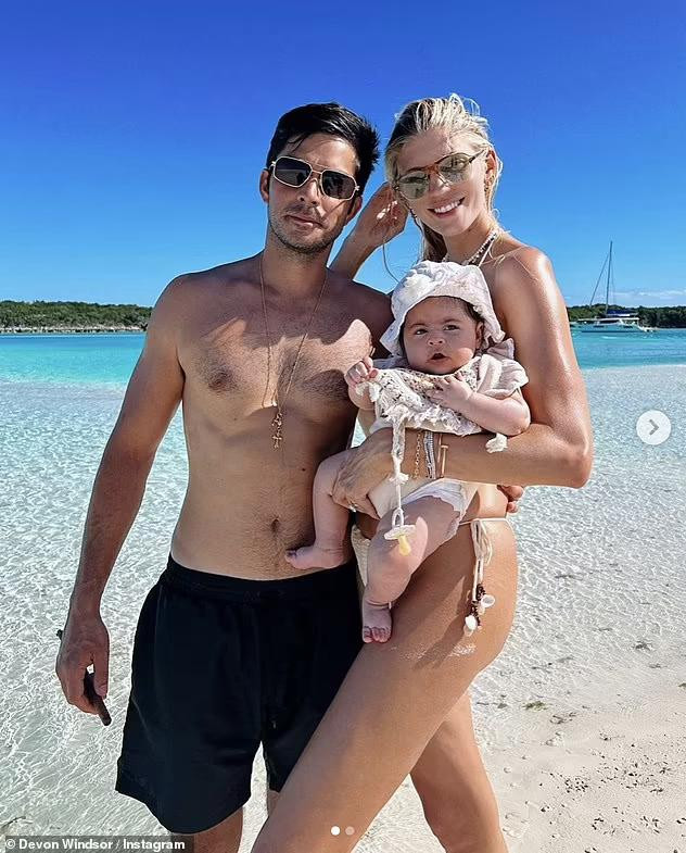 Siêu mẫu sinh năm 1994 kết hôn với chồng Jonathan Barbara vào tháng 11/2019 tại Saint Barts sau khi đính hôn vào tháng 6/2018. Siêu mẫu sinh năm 1994 kết hôn với chồng Jonathan Barbara vào tháng 11/2019 tại Saint Barts sau khi đính hôn vào tháng 6/2018.