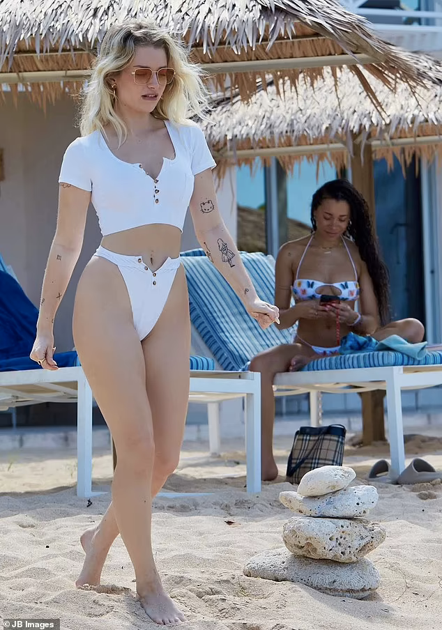 Người đẹp sinh năm 1998 phô thân hình nảy nở cực gợi cảm với bộ áo tắm 2 mảnh màu trắng.