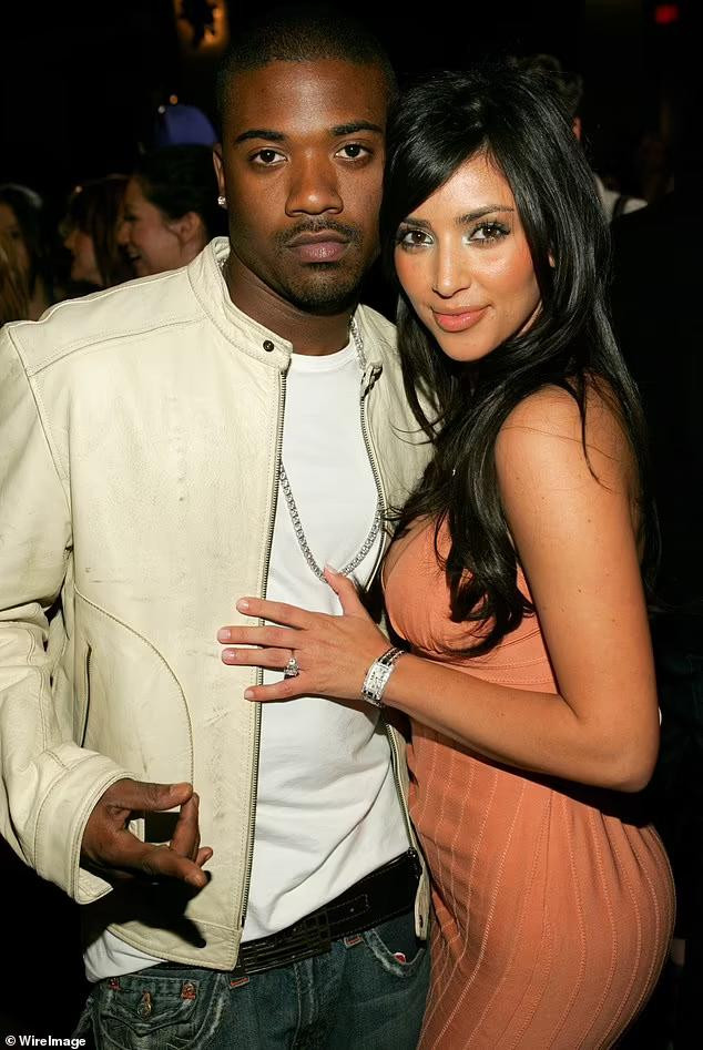 Kim Kardashian và rapper Ray J thuở còn hẹn hò. Sau khi cảnh "nóng" của cô và bạn trai cũ bị Vivid Entertainment, cô đã đâm đơn kiện đơn vị này vì xâm phạm quyền riêng tư và quyền sở hữu cuốn băng. Tuy nhiên, Kim Kardashian được cho là đã nhận 5 triệu USD tiền bồi thường và rút đơn kiện.