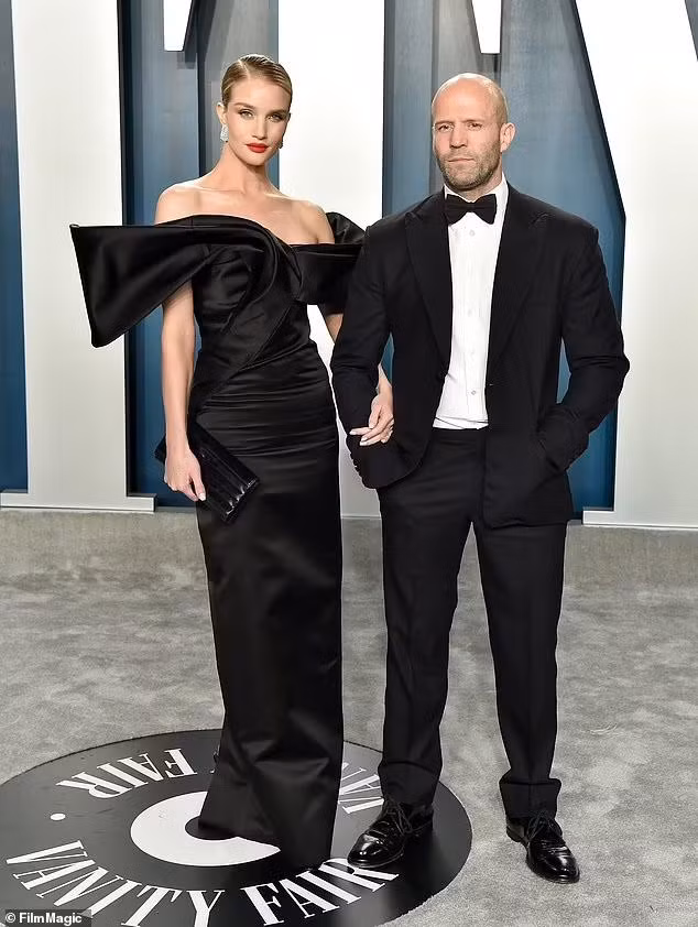 Mỹ nhân 8x đã gắn bó với vị hôn phu Jason Statham hơn 20 tuổi trong hơn một thập kỷ nhưng vẫn giữ được lửa yêu mặn nồng. Cặp trai tài gái sắc của Hollywood bên nhau từ năm 2010, đính hôn vào tháng 1/2016 sau gần 7 năm hẹn hò và sinh con trai đầu lòng Jack sinh năm 2017.