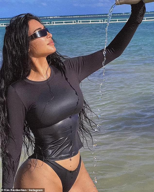 Dù là thời điểm đầu năm mới nhưng người đẹp sinh năm 1980 vẫn quay cuồng trong công việc khi vừa cho ra dòng nước hoa mới nhân dịp Lễ tình nhân 14/2 và liên tục chụp ảnh quảng cáo đồ bơi của mình.