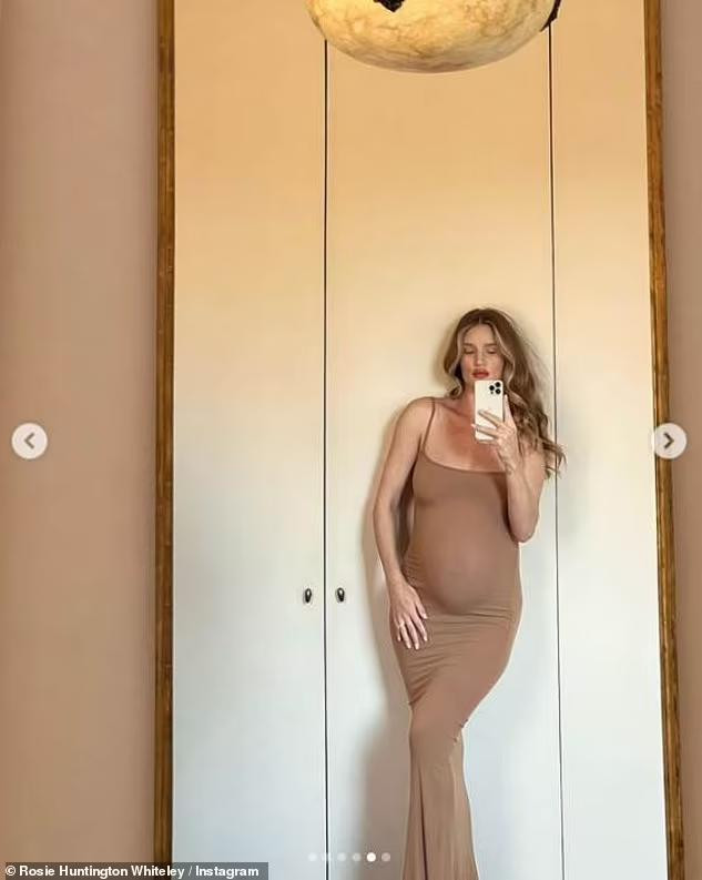 Rosie Huntington-Whiteley tung loạt ảnh mặc váy 2 dây màu nude ôm sát lộ rõ bụng bầu ở cuối thai kỳ.