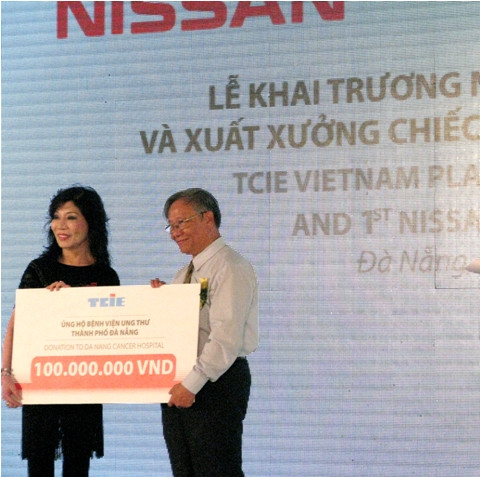 Đại diện tập đoàn Tan Chong (bên trái) trao tiền ủng hộ BV Ung thư Đà Nẵng