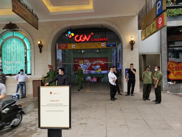 Lực lượng chức năng phong tỏa phía bên ngoài cửa hầm Trung tâm thương mại Tràng Tiền (Ảnh: Xuân Huy). Lực lượng chức năng phong tỏa phía bên ngoài cửa hầm Trung tâm thương mại Tràng Tiền (Ảnh: Xuân Huy).