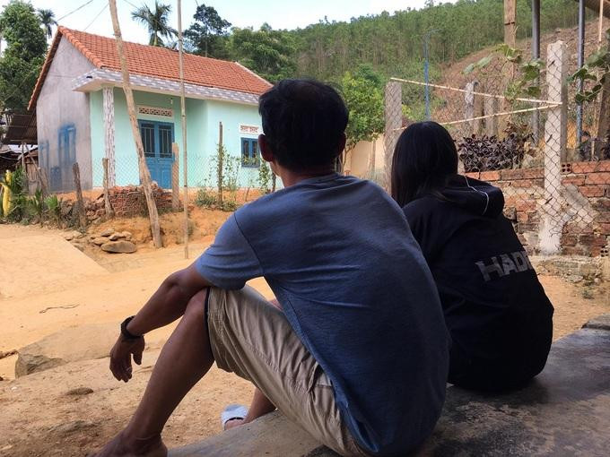 Thiếu nữ trốn thoát khỏi quán karaoke Hoàng Gia, ngồi bên cha, chiều 13/4. Ảnh: Phạm Linh.