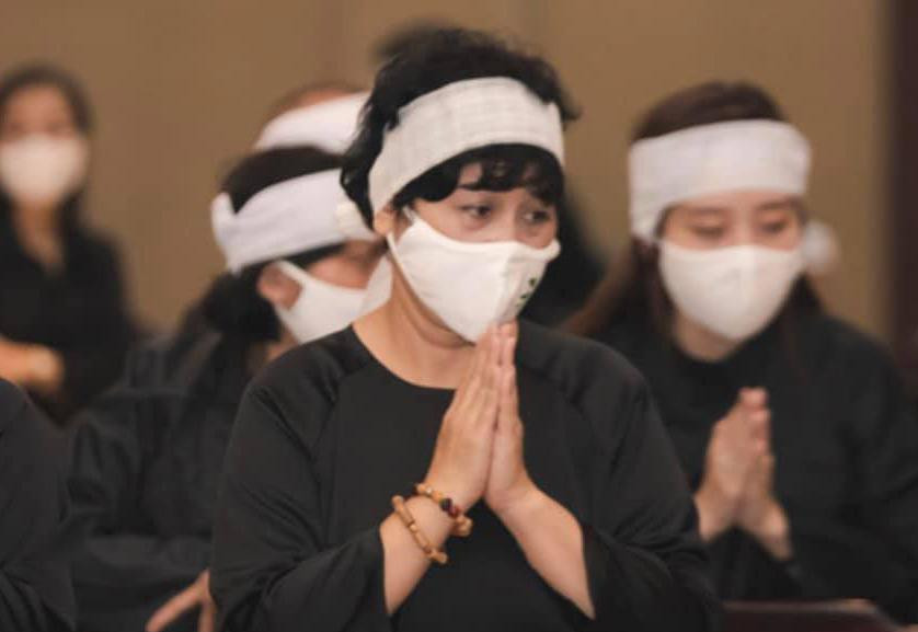 NSND Minh Hằng trong lễ tang chồng hôm 16/3