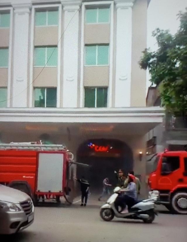 Xe chữa cháy và lính cứu hỏa nỗ lực khống chế đám cháy dưới tầng hầm. (Ảnh: Xuân Huy). Xe chữa cháy và lính cứu hỏa nỗ lực khống chế đám cháy dưới tầng hầm. (Ảnh: Xuân Huy).