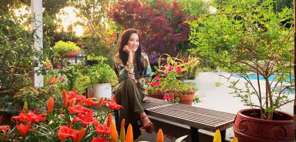 Được biết một năm qua do ảnh hưởng của dịch COVID -19 nên Hồng Đào không về Việt Nam hoạt động nghệ thuật được; do đó chị dành thời gian để nghỉ dưỡng và chăm sóc khu vườn tại nhà riêng ở thành phố Huntington Beach (California, Mỹ). Có thể thấy trong video, sân trước của khu nhà có bãi cỏ xanh mướt cùng nhiều loại hoa như dâm bụt, cúc tím, thiên tuế và cây bon sai. Khu vực phía sau nhà của nữ nghệ sĩ khá rộng lớn. Tại đây chị dành một không gian để làm bể bơi. &quot;Tôi làm bể bơi để bơi mấy tháng mùa hè nhưng cũng ít dùng đến. Hiện tại, cứ tầm 4 giờ sáng là có một bầy vịt trời ở đâu bay tới bơi trong bể này, khiến tôi bất ngờ vô cùng”, chị nói trong video. Ngoài bể bơi, phần lớn diện tích Hồng Đào dùng để trồng cây cảnh và hoa. Khung cảnh các loại hoa như hoa hồng, hoa ly, hoa quỳnh, hoa trà, hoa đào,…cùng đua nhau khoe sắc trong vườn khiến khán giả không khỏi choáng ngợp. Bên cạnh hoa, khu vườn còn có nhiều chậu bonsai nhỏ. Theo tiết lộ của Hồng Đào, chị trồng những chậu cây này từ lúc mới sang Mỹ định cư cách đây gần 30 năm. Đặc biệt, nữ nghệ sĩ dành một góc ở phía sau nhà để vừa trồng tre, vừa trồng hoa lồng đèn. “Tôi thích cây tre vì nó tượng trưng cho Việt Nam, châu Á. Nhìn vào hai cây này tôi thấy nó xa xưa, đẹp lắm&quot;, chị nói. Ngoài ra, Hồng Đào còn trồng xà lách, cà chua và ớt trong khu vườn. &quot;Vườn rau này tôi trồng có một chút thôi nhưng chẳng khác nào nồi cơm Thánh Gióng, giúp tôi ăn nguyên cả một mùa dịch, không cần đi mua rau bên ngoài, càng cắt nó lại càng mọc mạnh&quot;, nữ nghệ sĩ tâm sự. Cũng trong clip, Hồng Đào tiết lộ cô và mẹ ruột là người chủ yếu chăm sóc khu vườn này. Bên cạnh đó chị cho biết bản thân cũng nhận được khá nhiều sự giúp đỡ của bạn bè xung quanh. “Em út, con cháu ở đây rất tốt. Tôi cần gì thì sẽ giúp. Tại vì mình đơn chiếc, tay chân yếu đuối nữa nên cần một cái là các em tới ào ào. Không phải mình Thắng đâu, nhiều đứa tới làm việc xong còn rủ tôi đi ăn nữa. Tôi nghĩ mình làm nghệ sĩ phục vụ khán giả thì mình có được cái lộc đó&quot;, chị tâm sự.