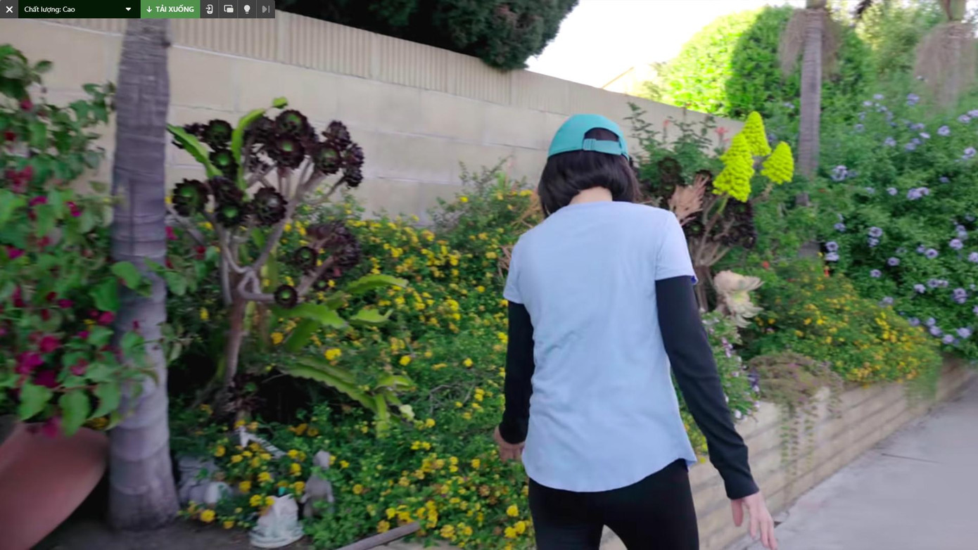 Ngoài bể bơi, phần lớn diện tích Hồng Đào dùng để trồng cây cảnh và hoa. Khung cảnh các loại hoa như hoa hồng, hoa ly, hoa quỳnh, hoa trà, hoa đào,…cùng đua nhau khoe sắc trong vườn khiến khán giả không khỏi choáng ngợp.