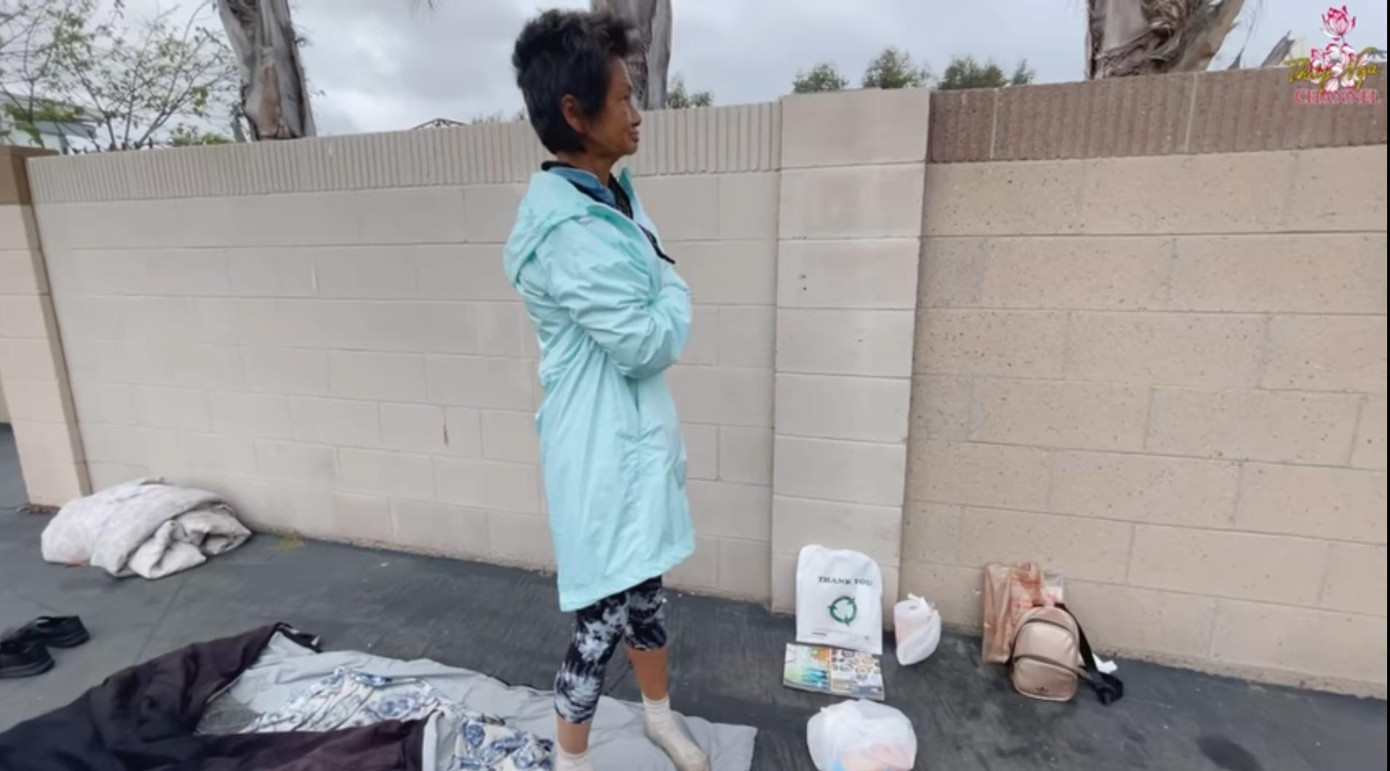 Ca sĩ Kim Ngân trở về sống lang thang ở khu giặt ủi Thúy Nga bật khóc vì Kim Ngân Ca sĩ Kim Ngân trở về sống lang thang ở khu giặt ủi Thúy Nga bật khóc vì Kim Ngân