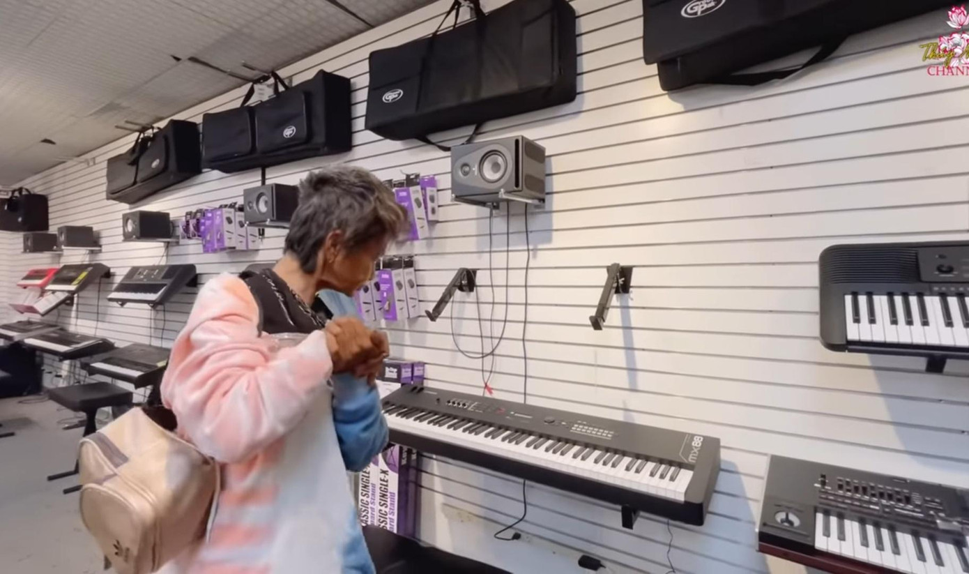 Kim Ngân thích thú với những chiếc đàn