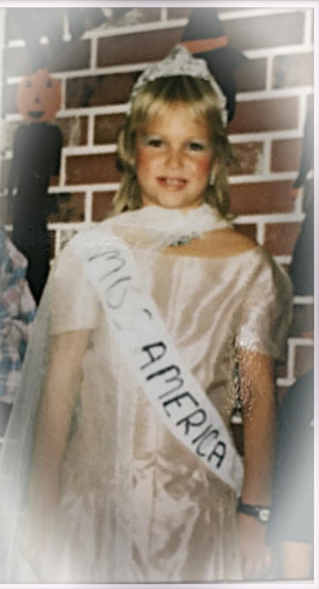 Mơ ước của Danette chỉ được vực dậy khi cô kết hôn với Michael và sinh con. Bởi con gái của Danette đã khuyến khích mẹ tham gia các cuộc thi sắc đẹp khi vô tình nhìn thấy một bức ảnh cô đeo dải băng rôn Hoa hậu Mỹ lúc nhỏ, trước khi xảy ra hỏa hoạn.