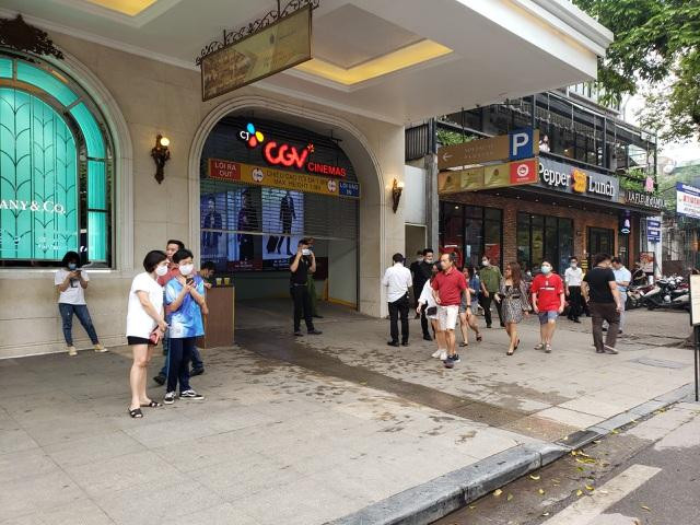 Vụ cháy khiến nhiều người nhốn nháo, lo lắng (Ảnh: Xuân Huy). Vụ cháy khiến nhiều người nhốn nháo, lo lắng (Ảnh: Xuân Huy).