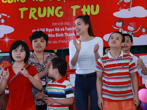 Hà Hồ và các em nhỏ đã có một Trung thu ý nghĩa