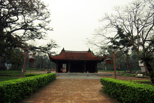  Cố đô Lam Kinh nhìn từ lối vào. 