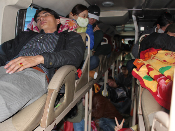 Hành khách trên xe bị nhồi nhét, đứng ngồi ta liệt trên ghế tạm bợ