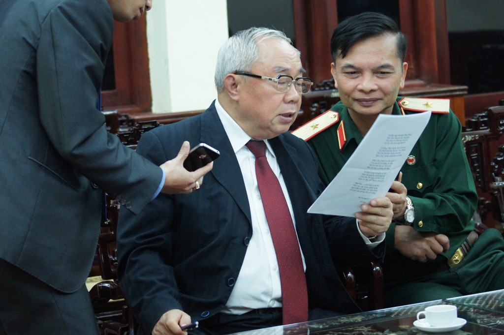 Để động viên cán bộ và tuổi trẻ nhà trường, ngay trước buổi giao lưu, ông Vũ Mão đã sáng tác một ca khúc tặng nhà trường