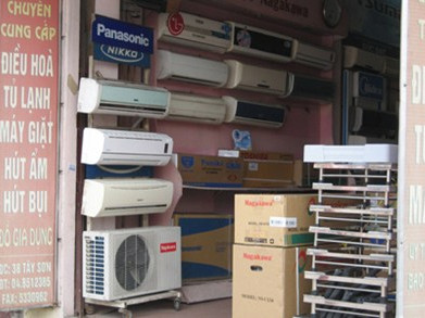 Máy điều hòa nhiệt độ là mặt hàng tiêu thụ mạnh trong những ngày nắng nóng hiện nay. Ảnh: P.L. Máy điều hòa nhiệt độ là mặt hàng tiêu thụ mạnh trong những ngày nắng nóng hiện nay. Ảnh: P.L
