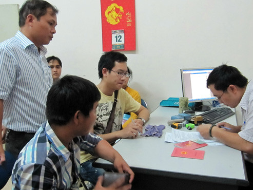 Khách hàng công chứng mua bán xe gắn máy tại Phòng Công chứng số 4 ngày 12-11. Ảnh: Chi Mai