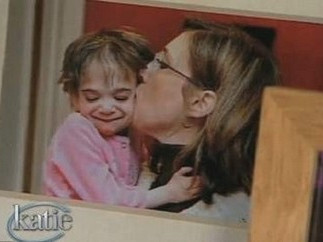 Brooke Greenberg trong thân xác của một đứa trẻ, bên cạnh mẹ của mình