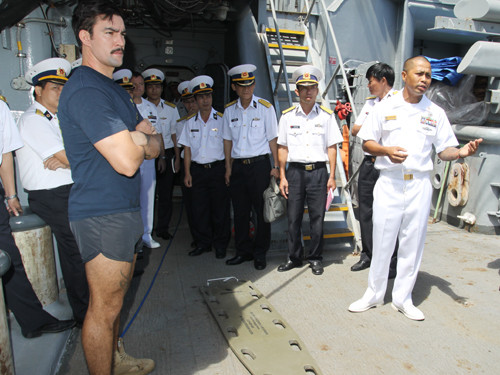 Kíp trưởng kíp lặn Phanthavong (bìa phải), người Mỹ gốc Lào đang giới thiệu kỹ thuật sơ cấp cứu cho thợ lặn. Kíp trưởng kíp lặn Phanthavong (bìa phải), người Mỹ gốc Lào đang giới thiệu kỹ thuật sơ cấp cứu cho thợ lặn