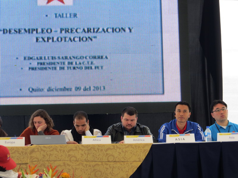 Đại biểu Việt Nam Phạm Hải Minh (thứ hai từ phải sang) trên bàn chủ tọa hội nghị việc làm của tuổi trẻ