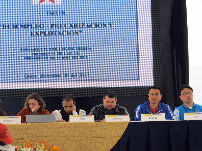 Đại biểu Việt Nam Phạm Hải Minh (thứ hai từ phải sang) trên bàn chủ tọa hội nghị việc làm của tuổi trẻ